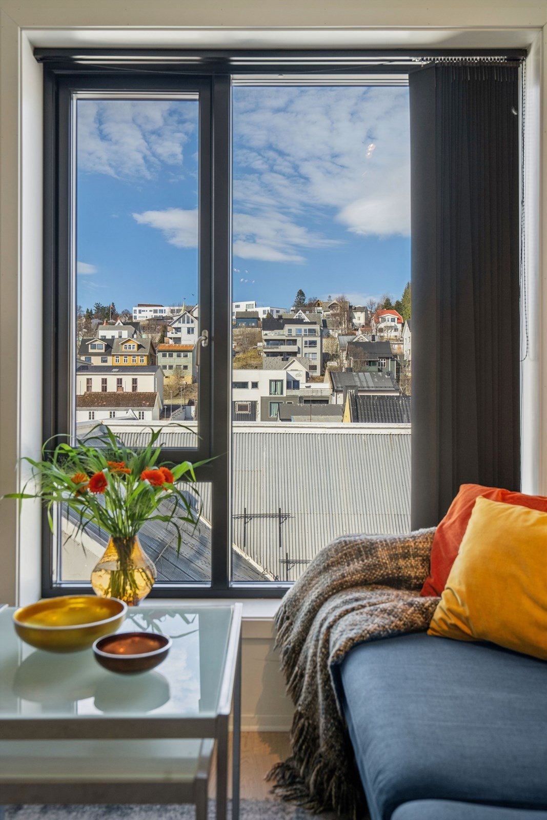 Sorte vinduskarmer rammer utsikten pent inn. Galleribilde