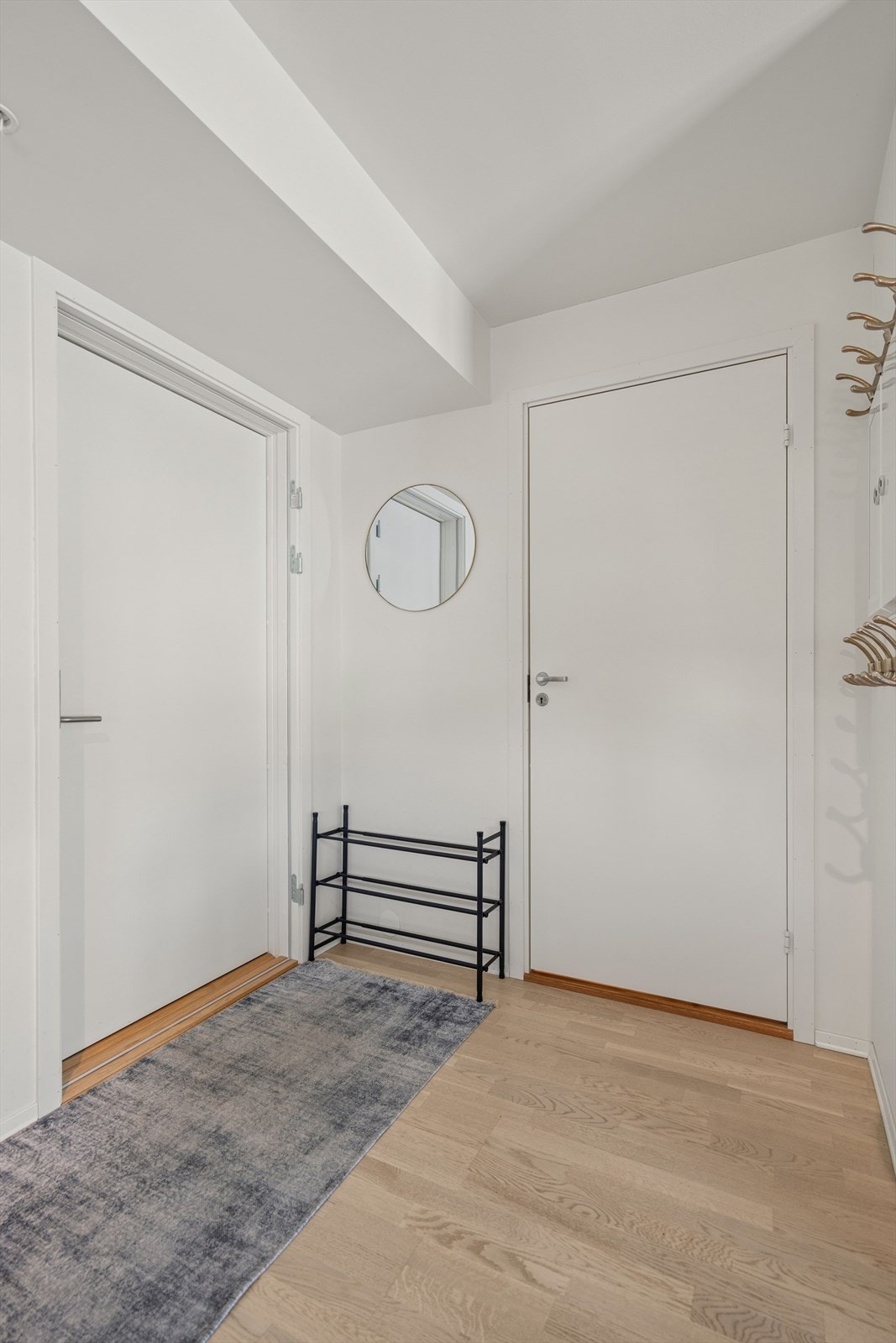 Entréen har parkett på gulv og plass til å henge fra seg yttertøy. Sikringsskapet med automatsikringer er plassert her. Galleribilde