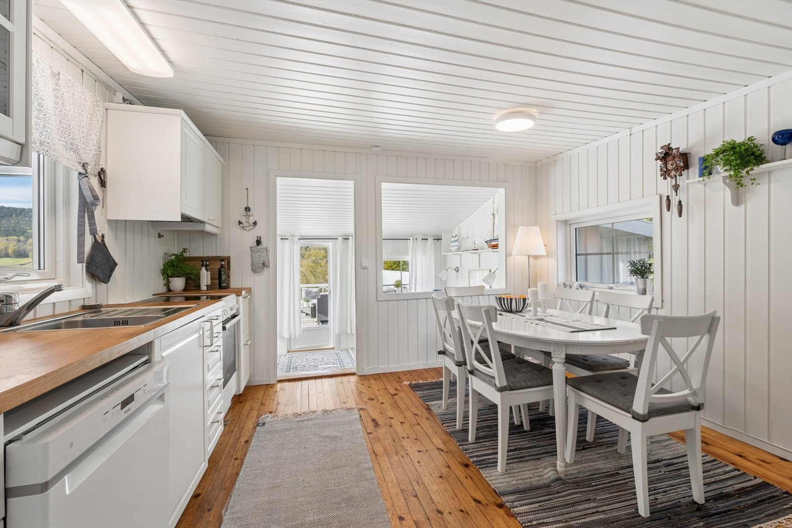Kjøkkenet har god plass til spisebord og er et sosialt samlingspunkt. Gulvet er av lakkert furu. Galleribilde