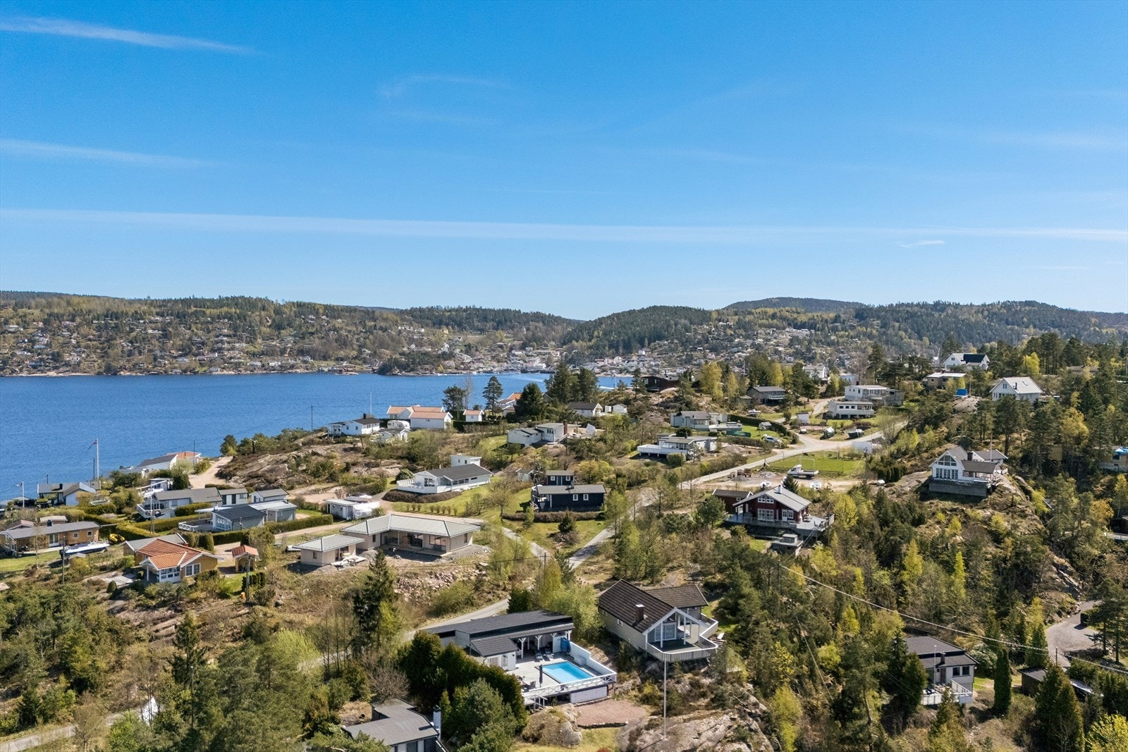 Fra eiendommen er det kort vei til både Svelvik sentrum og idylliske Holmsbu. Galleribilde