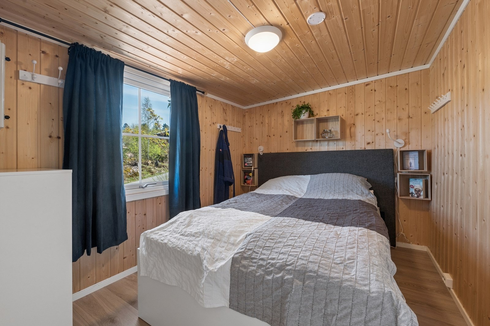 I annekset ligger et romslig soverom med plass til dobbeltseng. Galleribilde