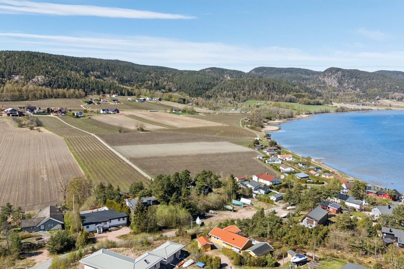 Beliggenheten kombinerer nærhet til sjøen med et vakkert og åpent kulturlandskap. Galleribilde