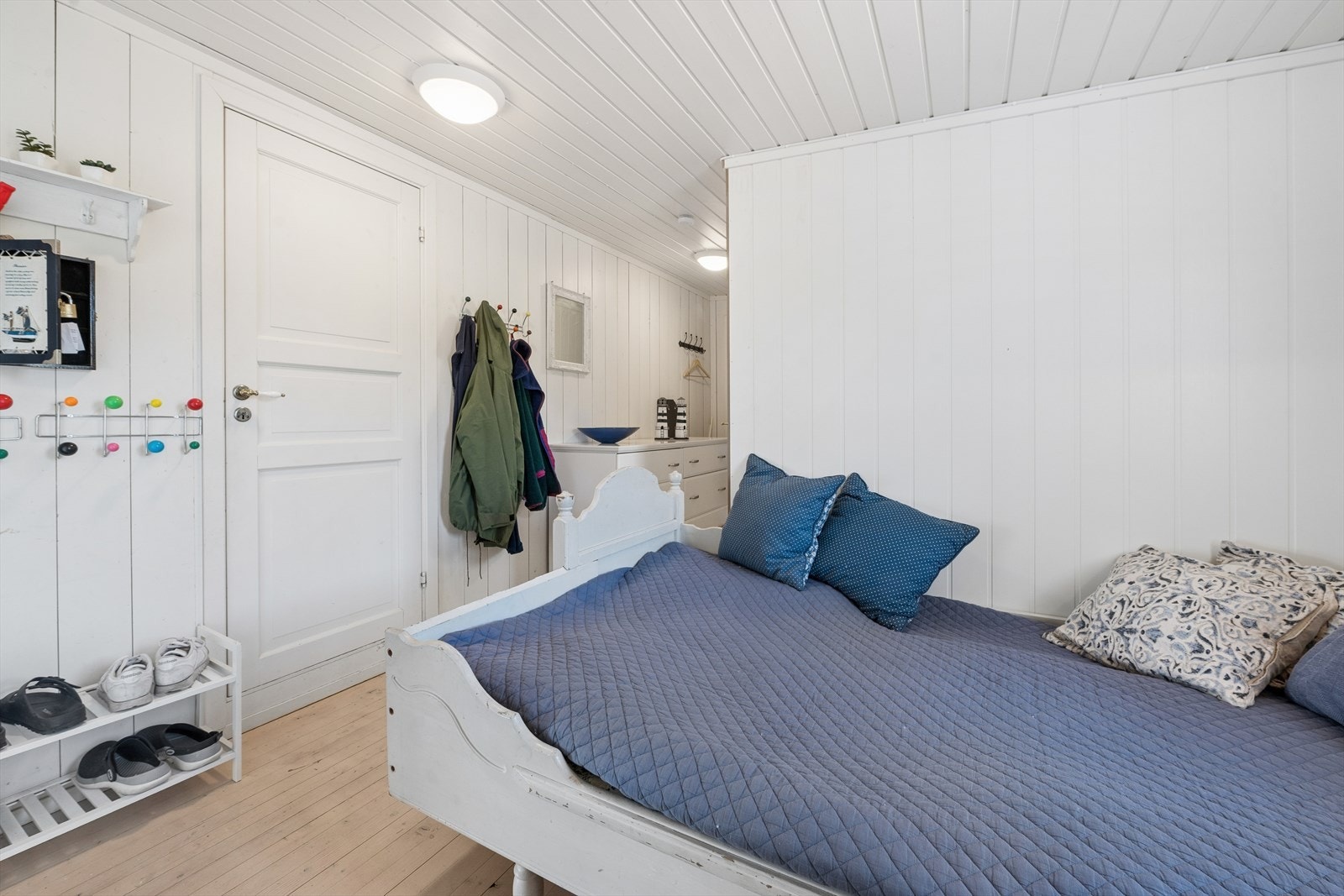 Et av rommene er innredet som en kombinert entré og soveplass. Galleribilde