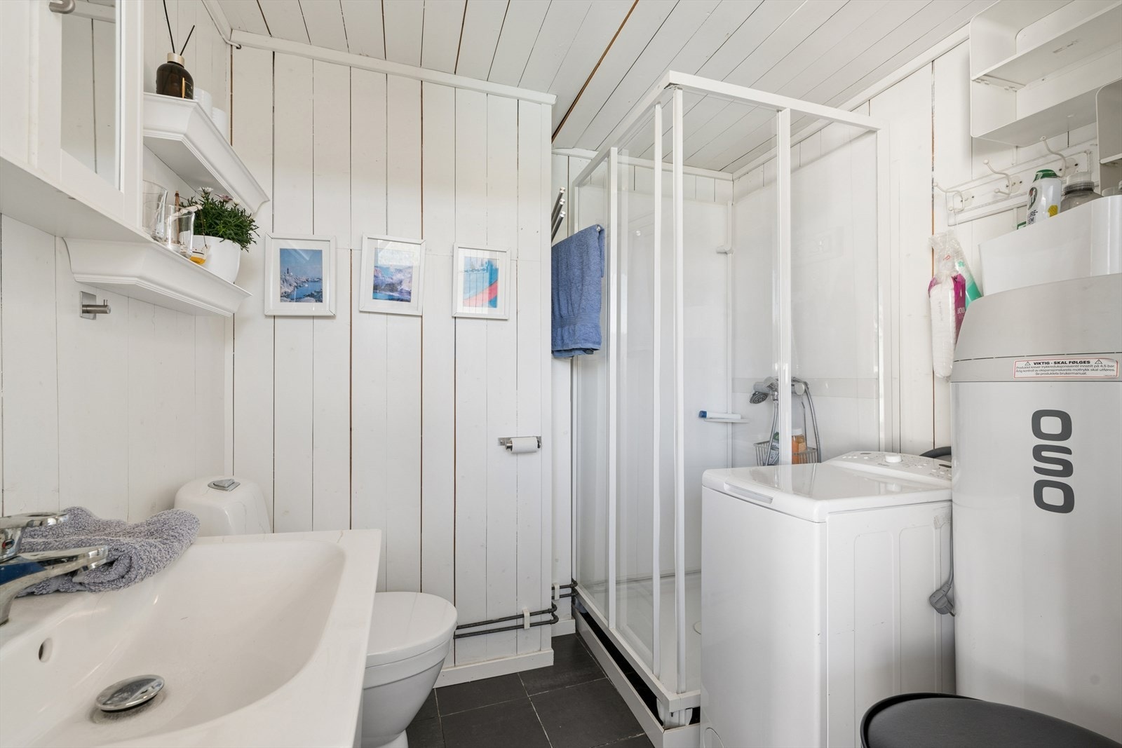 I annekset er det etablert et bad med dusjkabinett, toalett og opplegg for vaskemaskin. Galleribilde