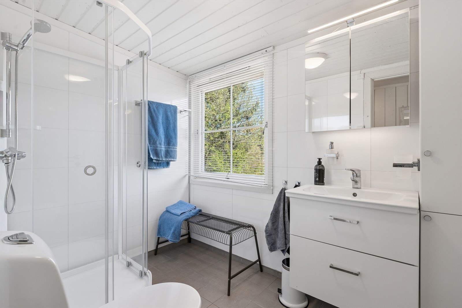 Badet i hoveddelen ble modernisert i 2022, med flislagt gulv med varmekabler, baderomsplater på veggene og dusjkabinett. Galleribilde