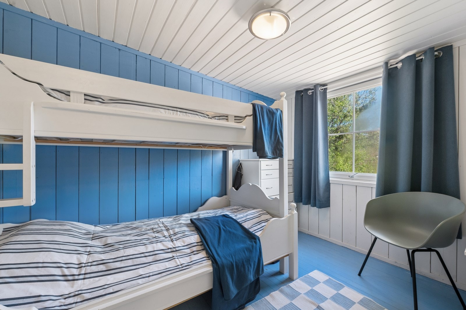 Hytta har flere soverom med plass til køyesenger, ideelt for familier. Galleribilde