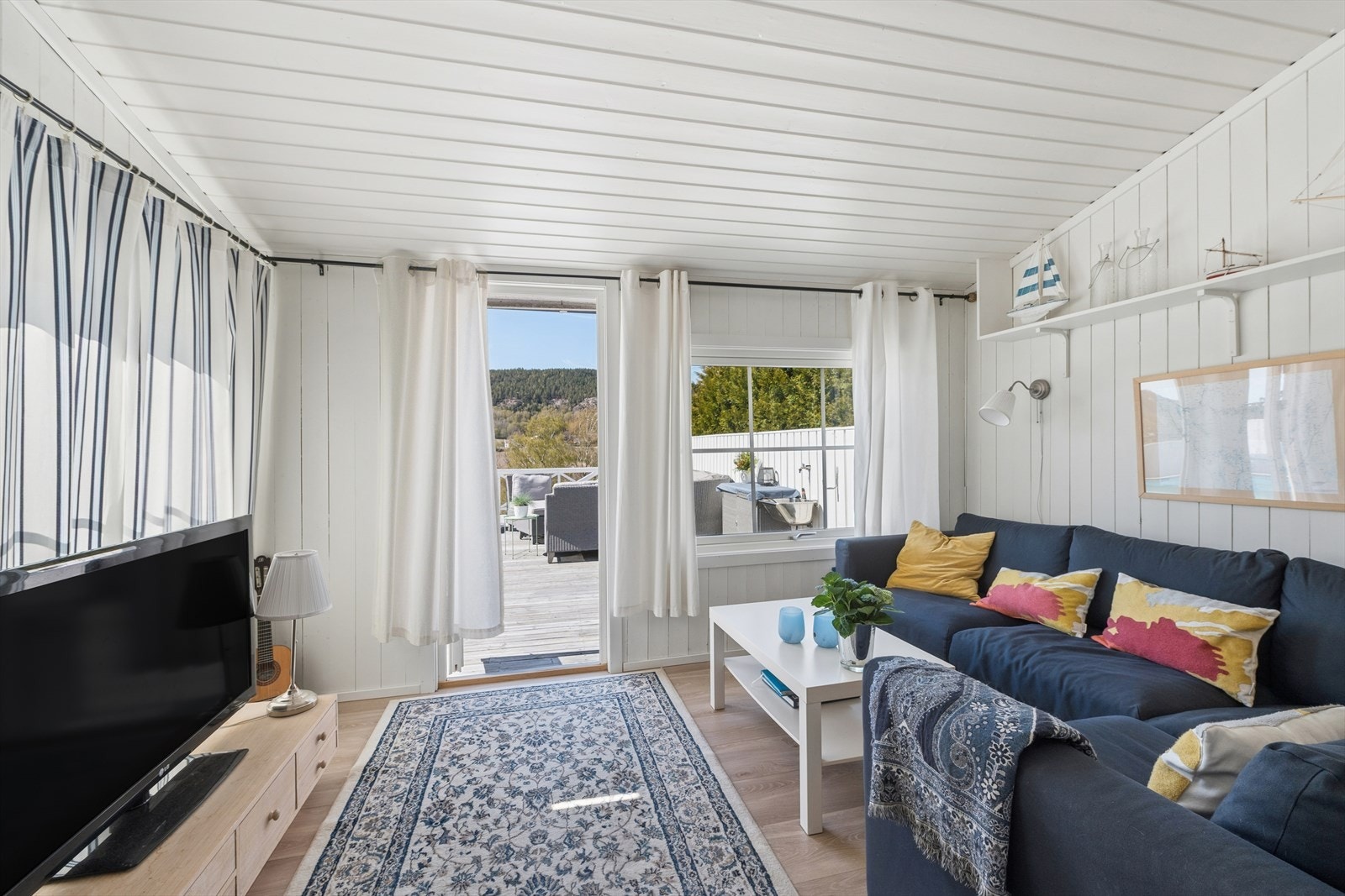 Fra stuen er det direkte utgang til den store terrassen. Vinduer med 2-lags glass fra 2019. Galleribilde