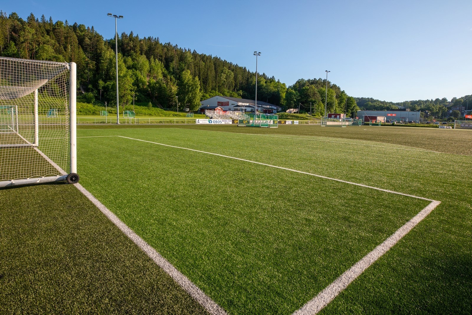 I nærområdet finner man Holmen idrettspark, et omfattende og populært idrettsanlegg med tilbud som fotballbaner, ishall, fjellhall, tennisbaner og opplyste tur og skiløyper. Galleribilde