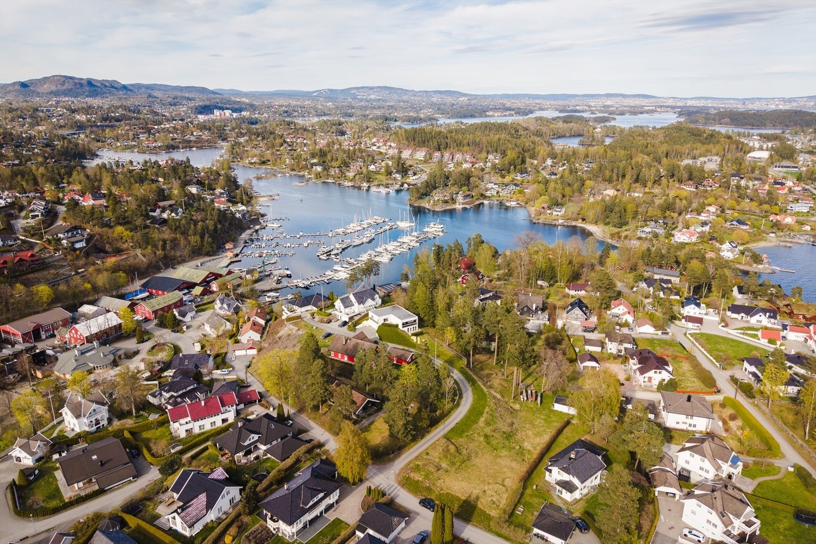 Nærområdet byr på flotte turområder, populære badeplasser og flere nærliggende marinaer som gir gode muligheter for båtliv og et aktivt friluftsliv. Galleribilde