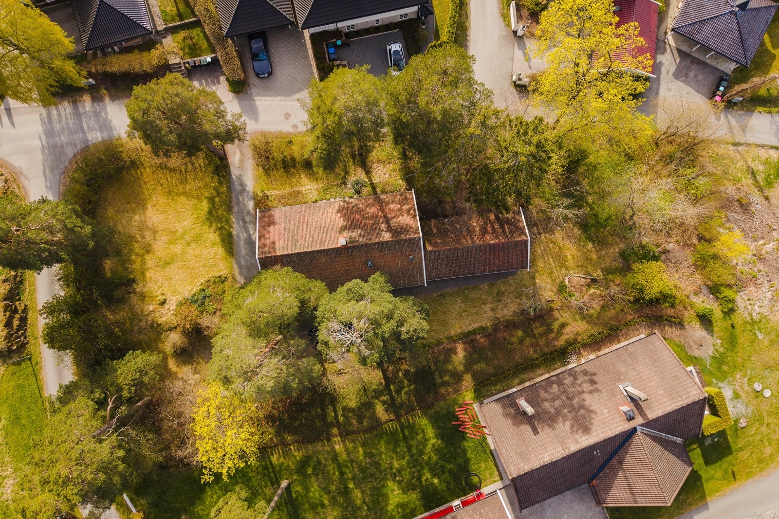 Tomten fremstår som naturtomt med et stort potensial for tilpasning etter egne ønsker. Galleribilde