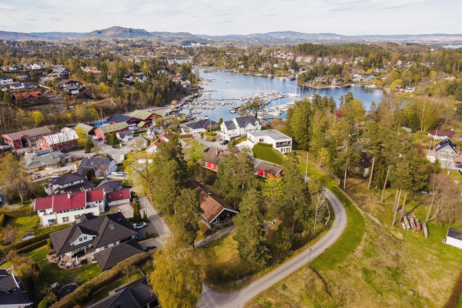 Velkommen til Bloksbergstien 27, presentert av Alexander Fossum og Baldur Sveinsson i Nordvik Asker. (Foto: Paul-Dan Dragoman) Galleribilde