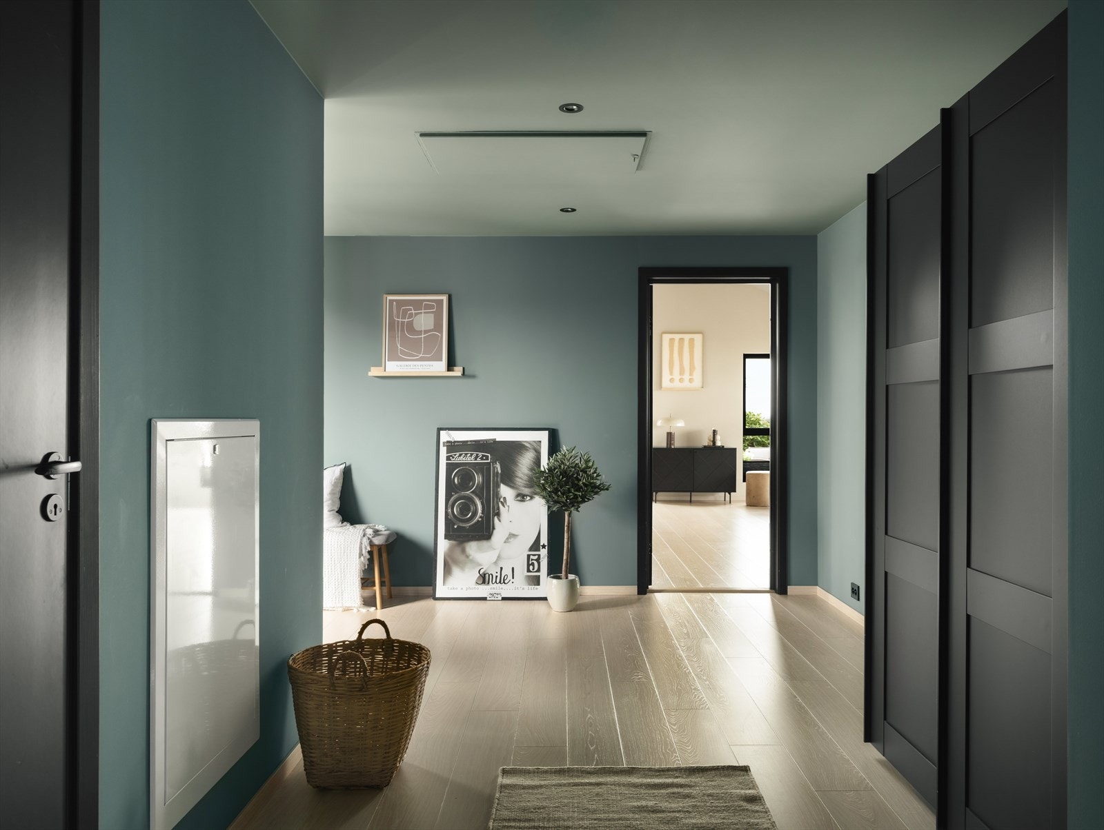 Stor skyvedørsgarderobe som byr på godt med lagringsplass. Galleribilde