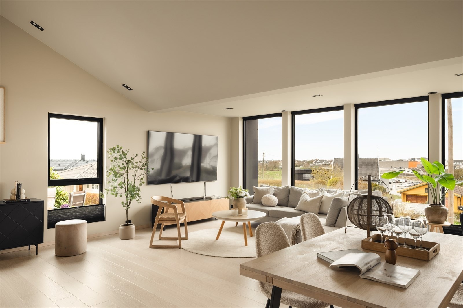 Store panoramavinduer gir rikelig med lysinnslipp og skaper en sømløs overgang mellom inne- og uteområder. Galleribilde