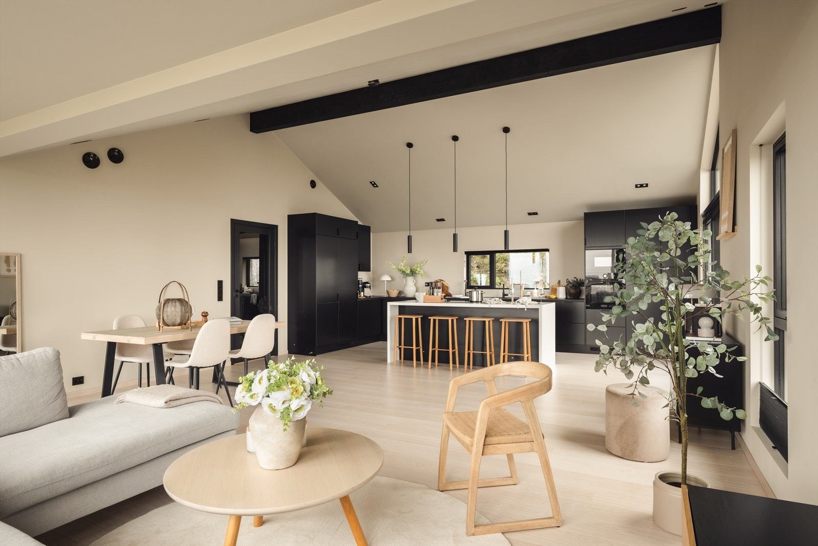 Den ekstra takhøyden forsterker følelsen av romslighet og gir stuen et elegant og luftig preg. Galleribilde