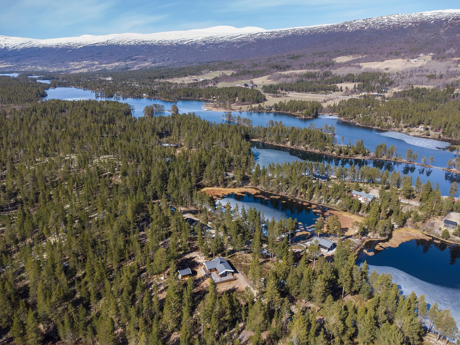 Lesjaskogsvannet byr på flotte muligheter for bading og vannsport som kajakk og kano om sommeren Galleribilde