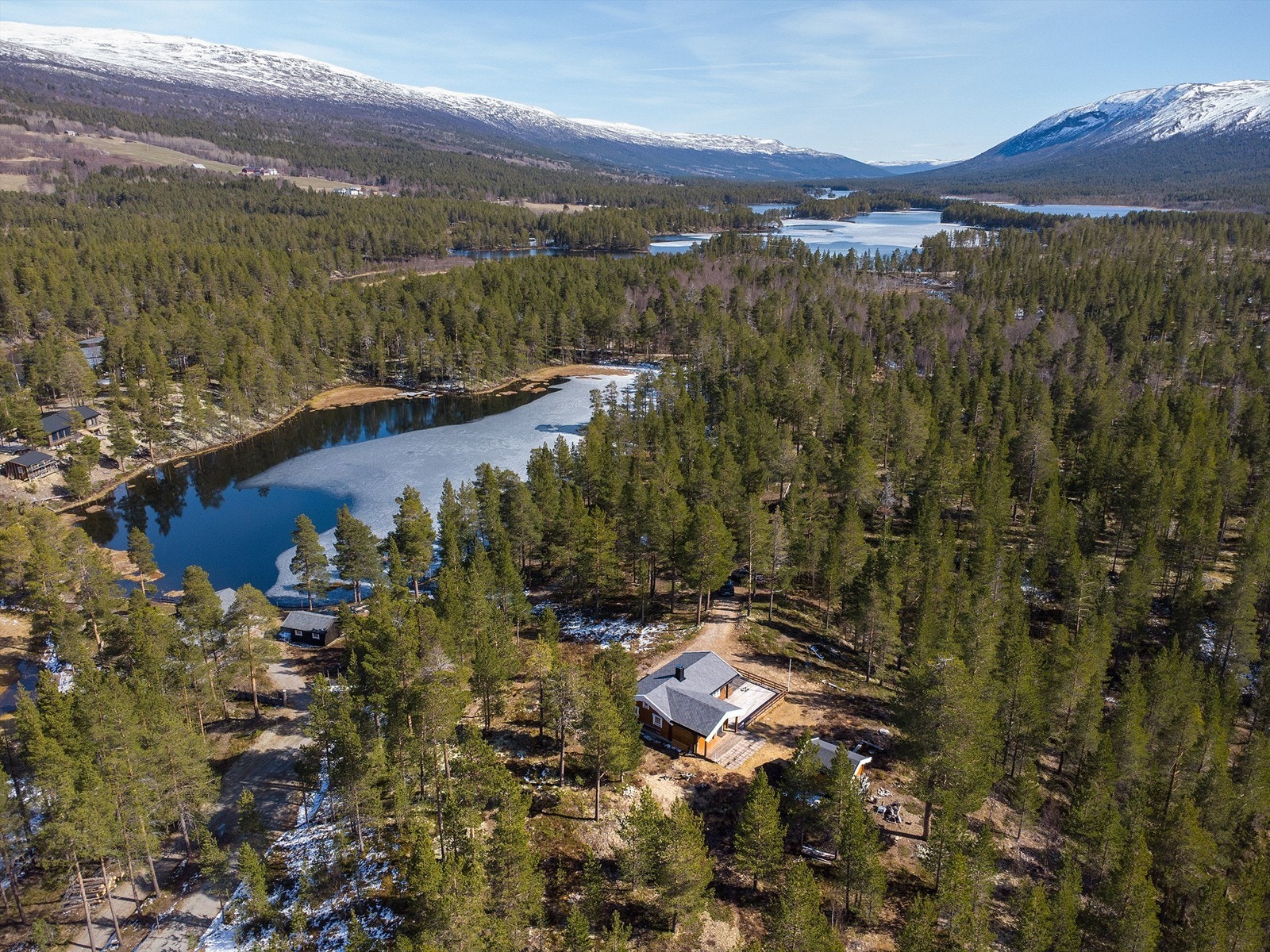 Beliggenheten er naturskjønn og tilbaketrukket, med umiddelbar nærhet til Lesjaskogsvannet og storslått fjellterreng med rike muligheter for jakt og fiske Galleribilde