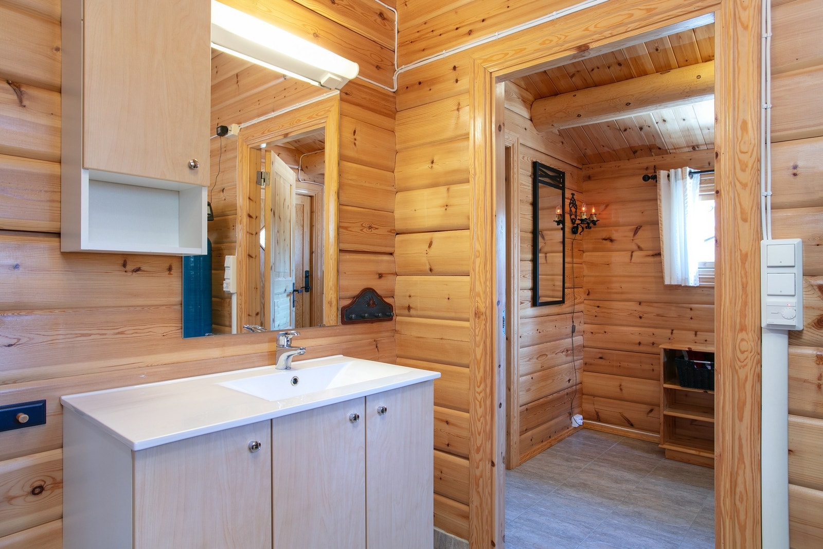 Badet er en del av et tilbygg og ligger praktisk til i tilknytning til inngangspartiet Galleribilde
