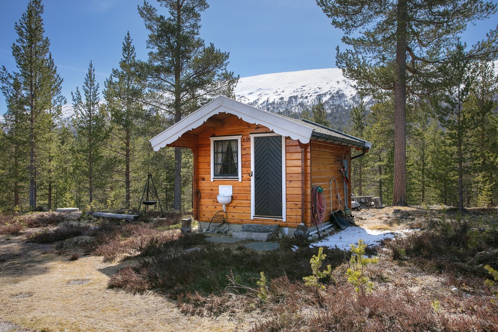 Den frittstående boden på 8 kvm gir rikelig med lagringsplass for ski, fiskeutstyr og verktøy Galleribilde