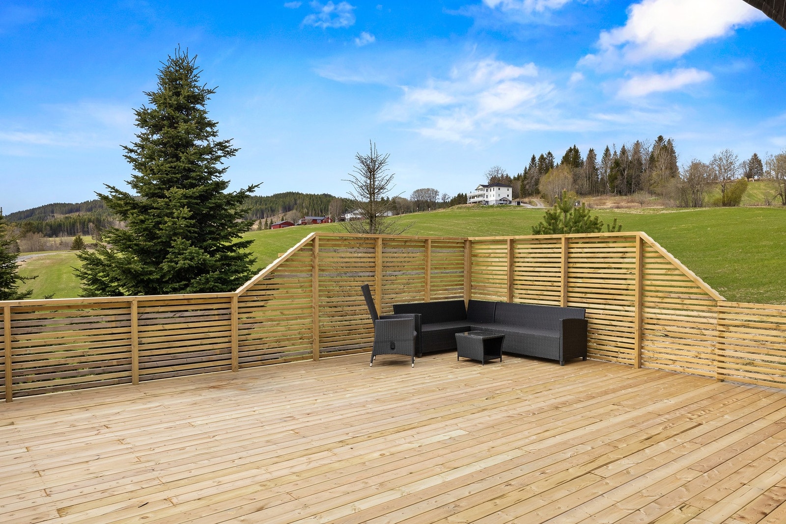 Romslig veranda utenfor hoveddelen, med rikelig plass for både hygge og avslapning med hele familien! Galleribilde