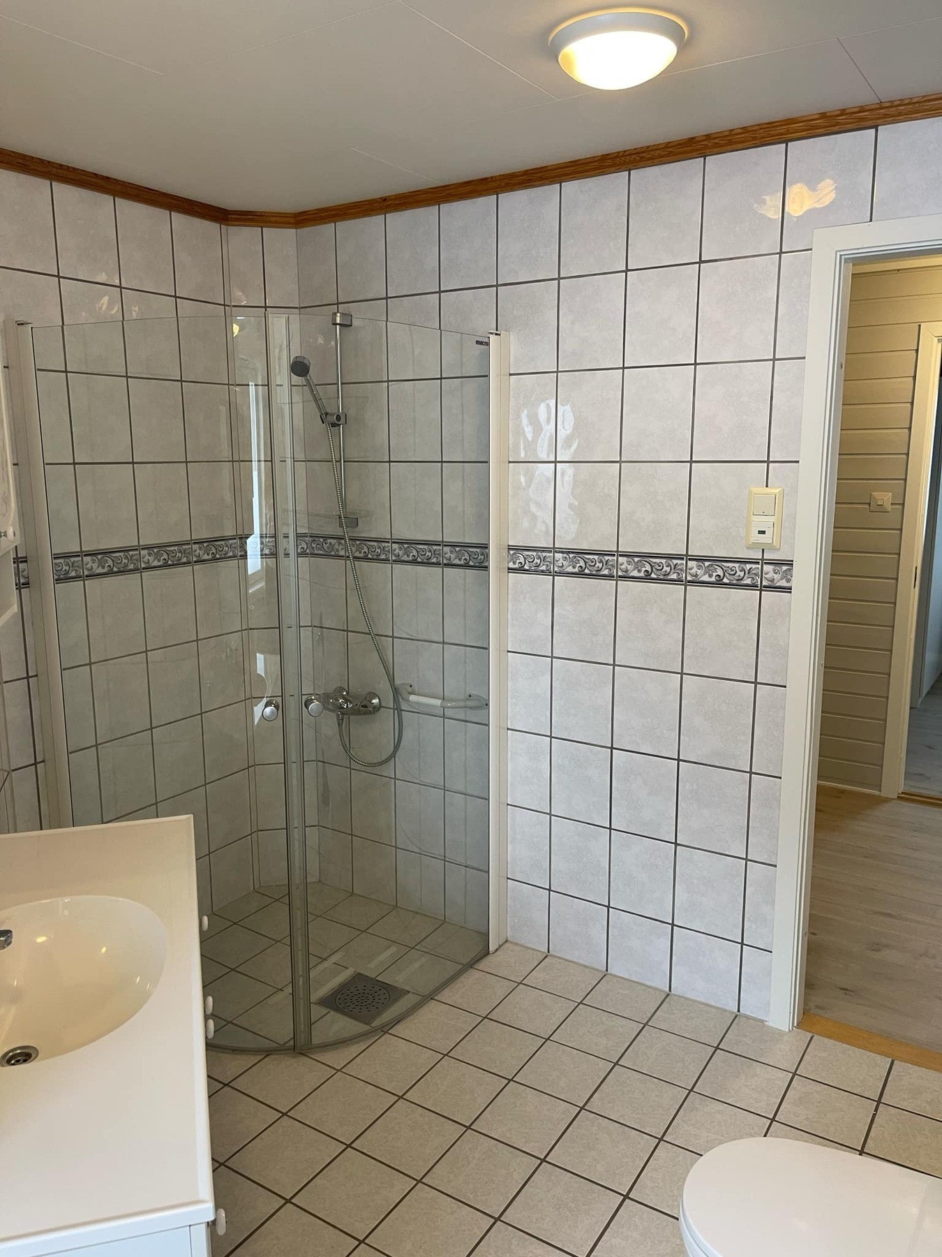 Bad i utleieleilighet på hovedplan Galleribilde