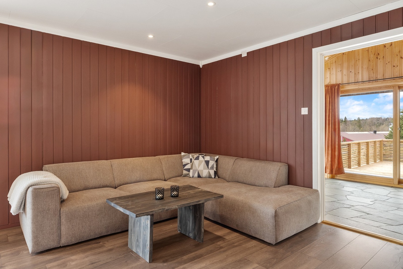 God plass til sofagruppe og sosial sone Galleribilde