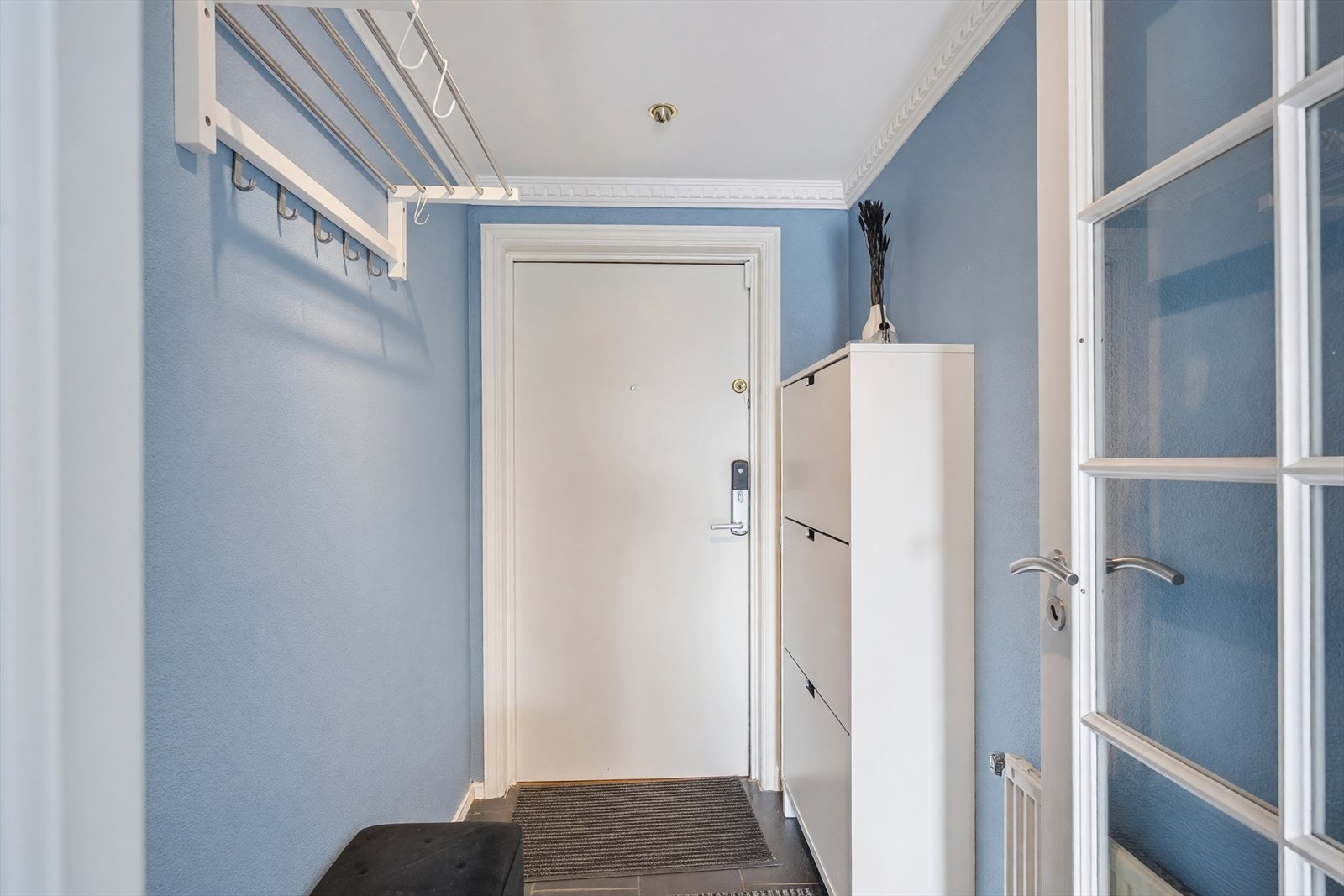 Entréen har varmekabler i gulvet og plass til yttertøy og sko. Galleribilde