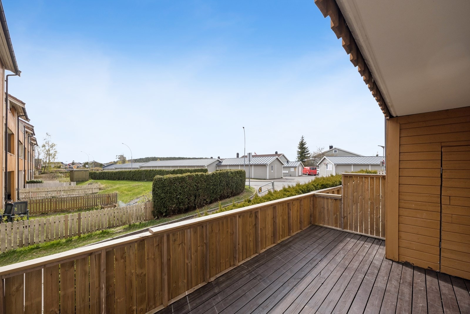 Her er det god plass til utemøbler, grill og beplantning. Galleribilde