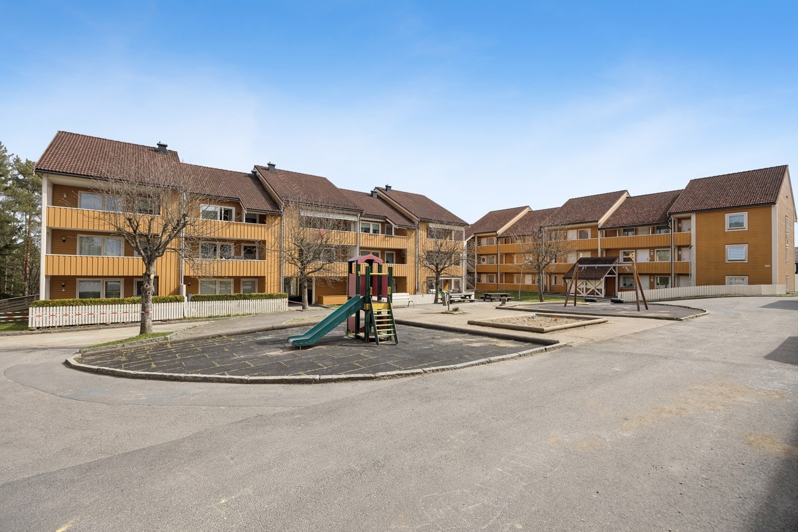 Barnevennlig fellesområde med lekeplass rett utenfor døren. Galleribilde