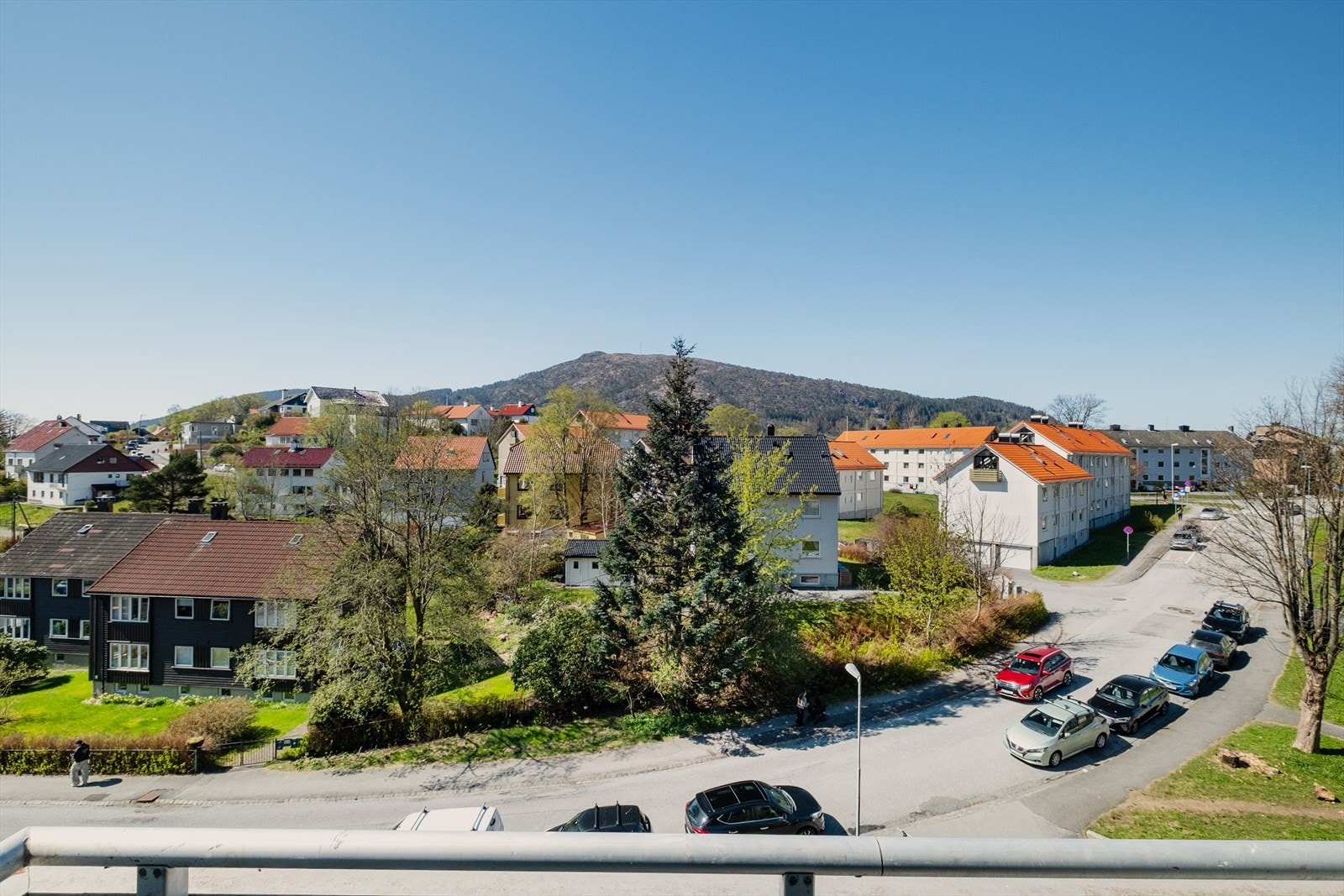 Vestvendt balkong med ettermiddagssol. Galleribilde