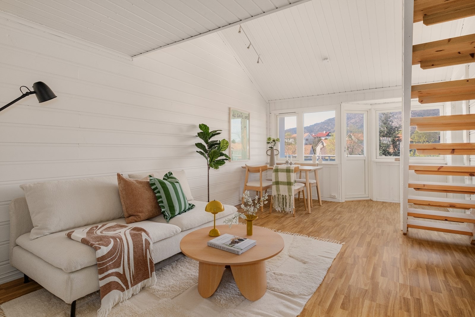Lys og innbydende stue med vinduer som gir rikelig med naturlig lys. Galleribilde