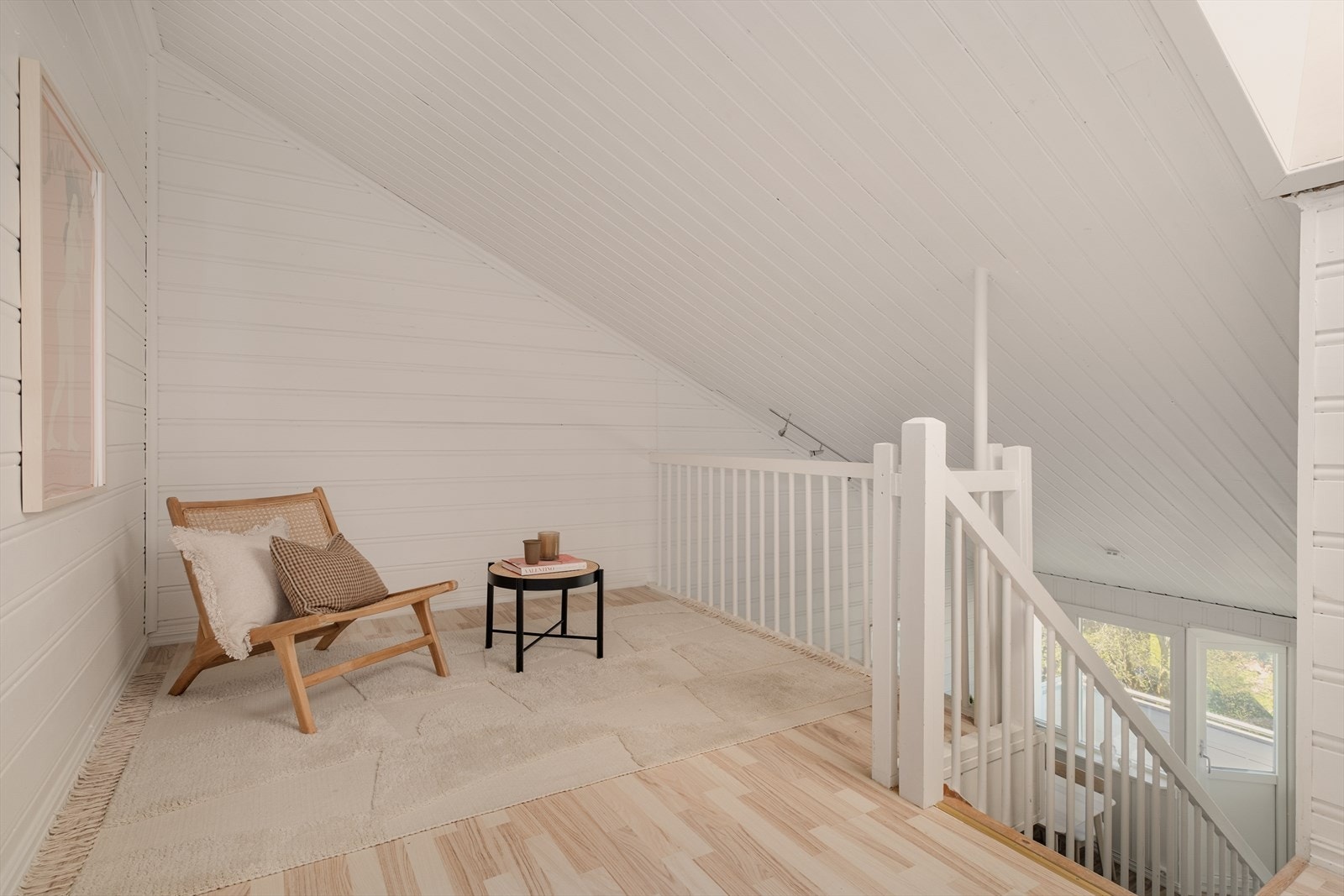 Luftig hems med vindu. Perfekt for en koselig lesekrok, kontor eller avslapning. Galleribilde
