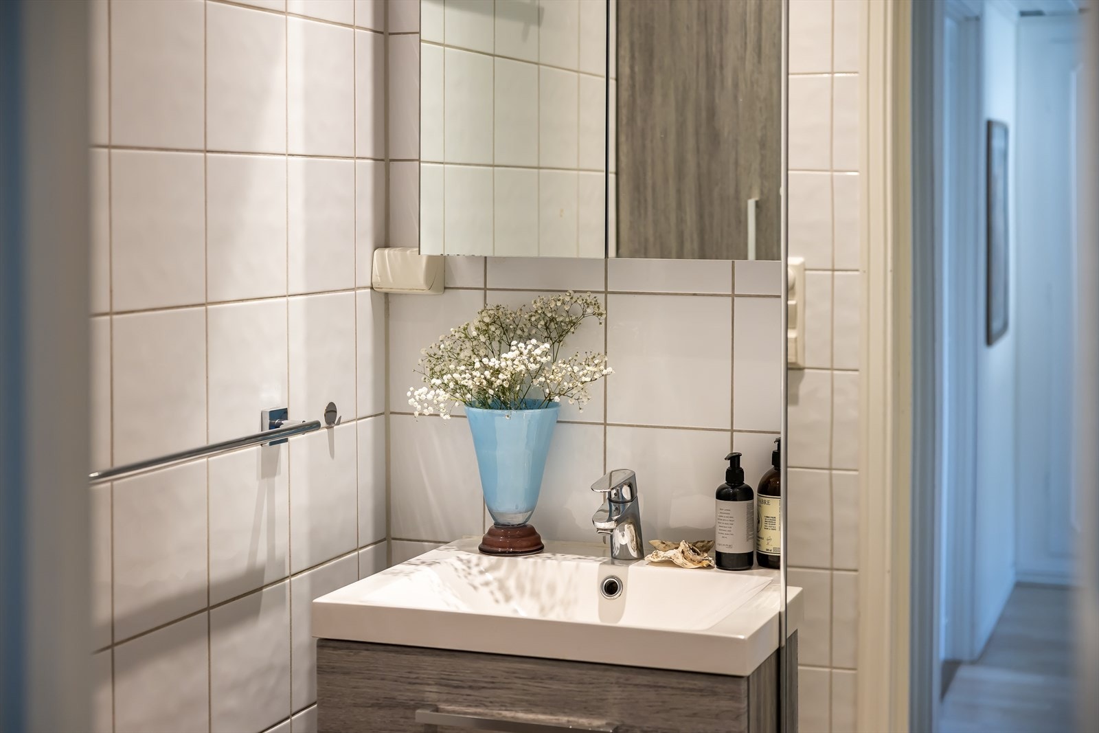 Badet i andre etasje ble oppgradert i 2014 og har flislagte overflater. Galleribilde
