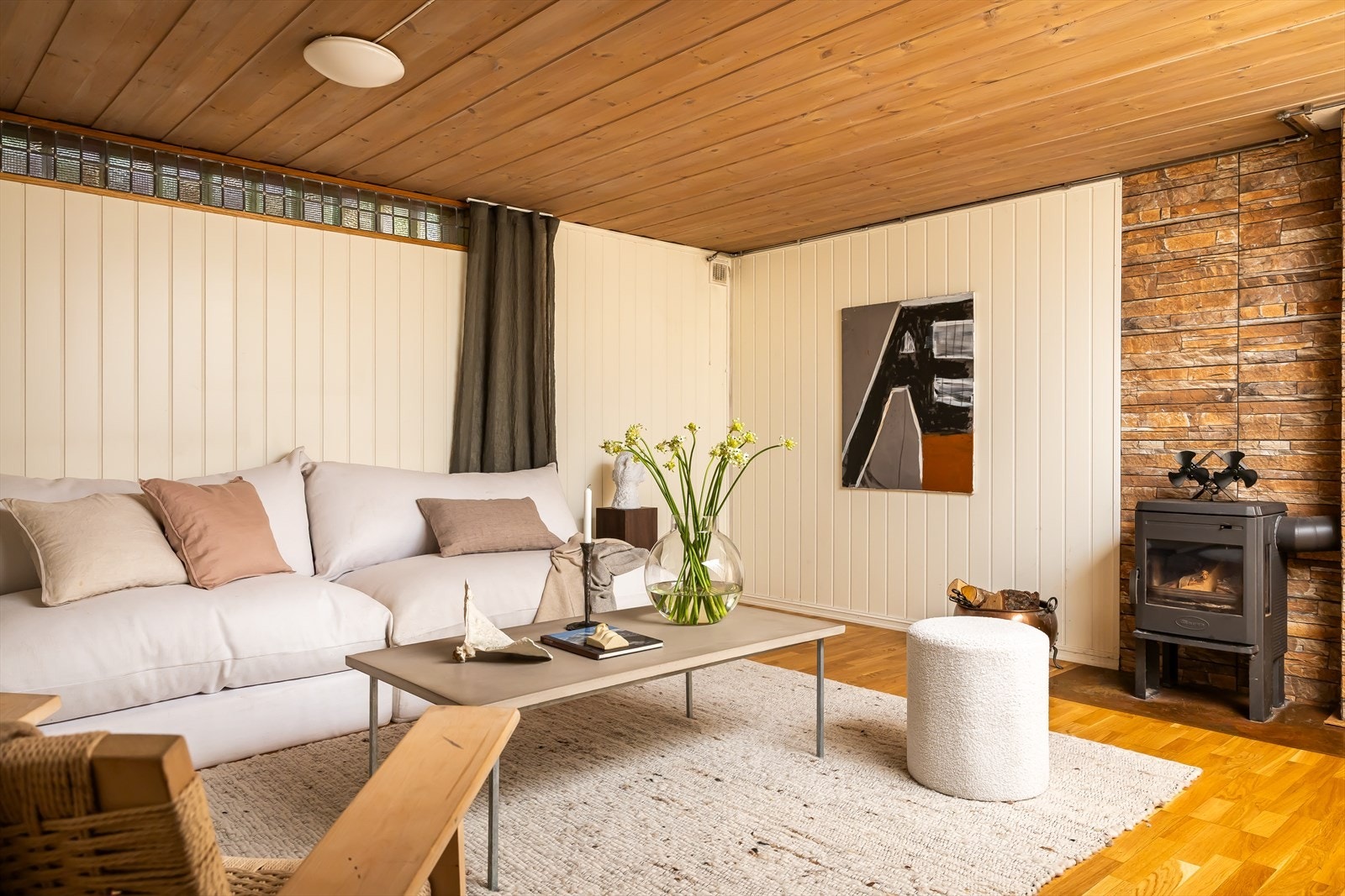 Ildstedet i kjellerstuen gir ekstra varme og hygge på kalde dager. Galleribilde