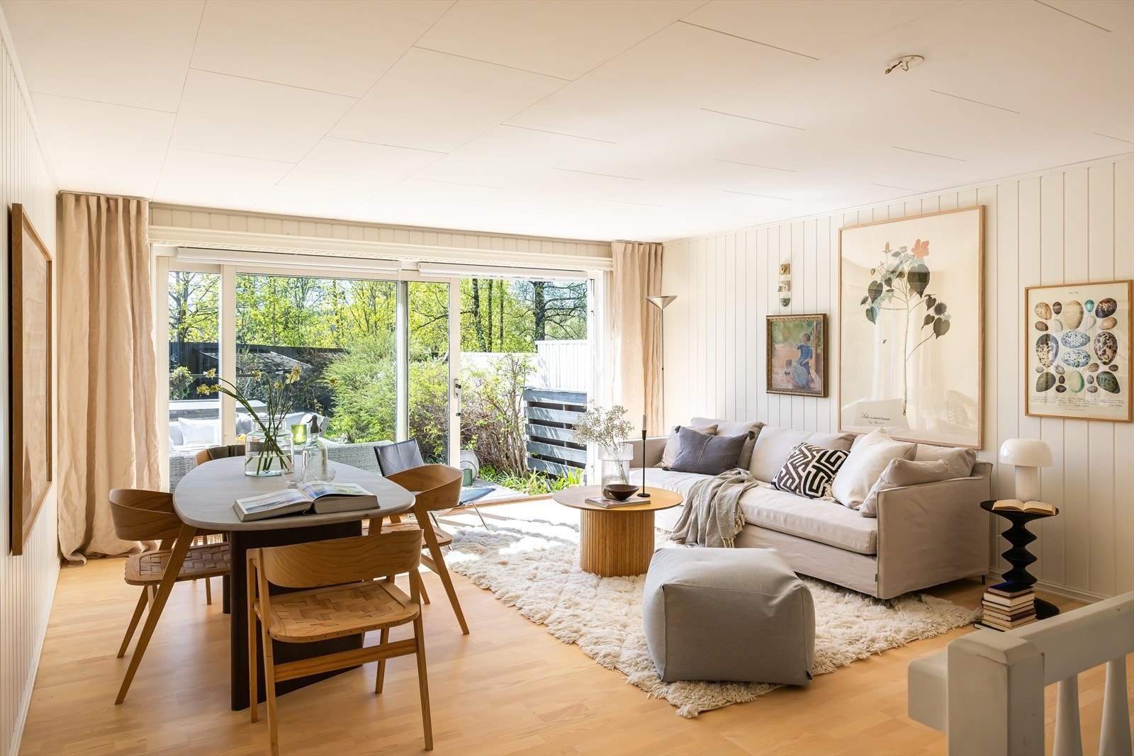 Et familievennlig rekkehus hvor både kjøkken og de to badene ble oppgradert i 2014. Galleribilde