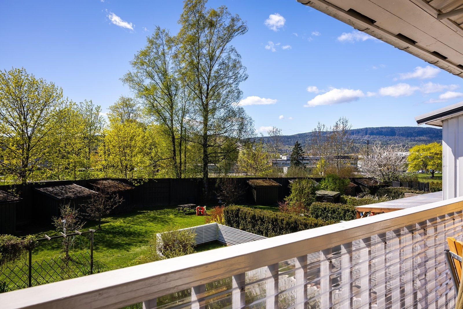 Fra balkongen i andre etasje har du utsyn over hagen og nærområdet. Galleribilde