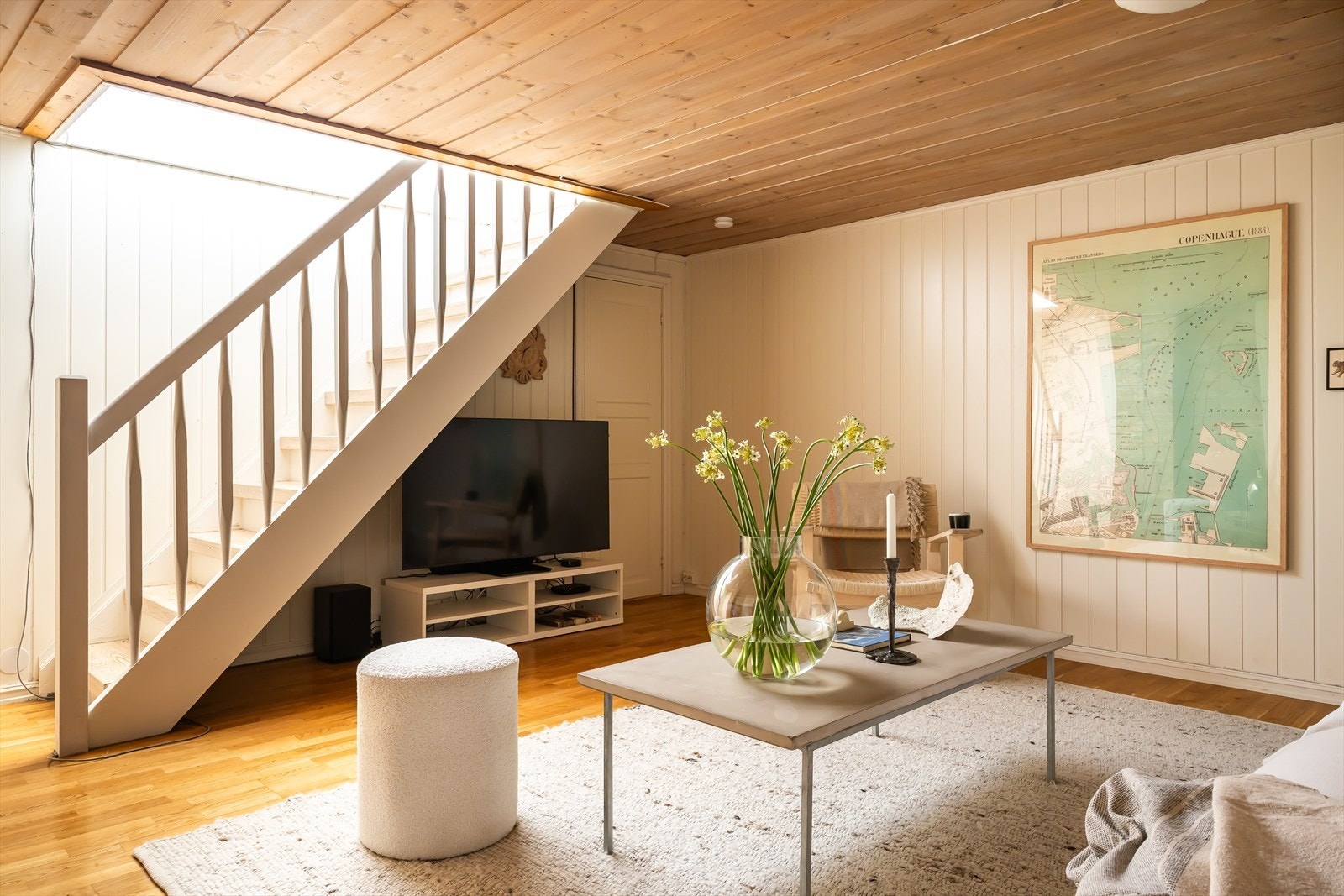 Kjellerstuen er et ekstra oppholdsrom, perfekt som TV-stue eller lekerom. Galleribilde