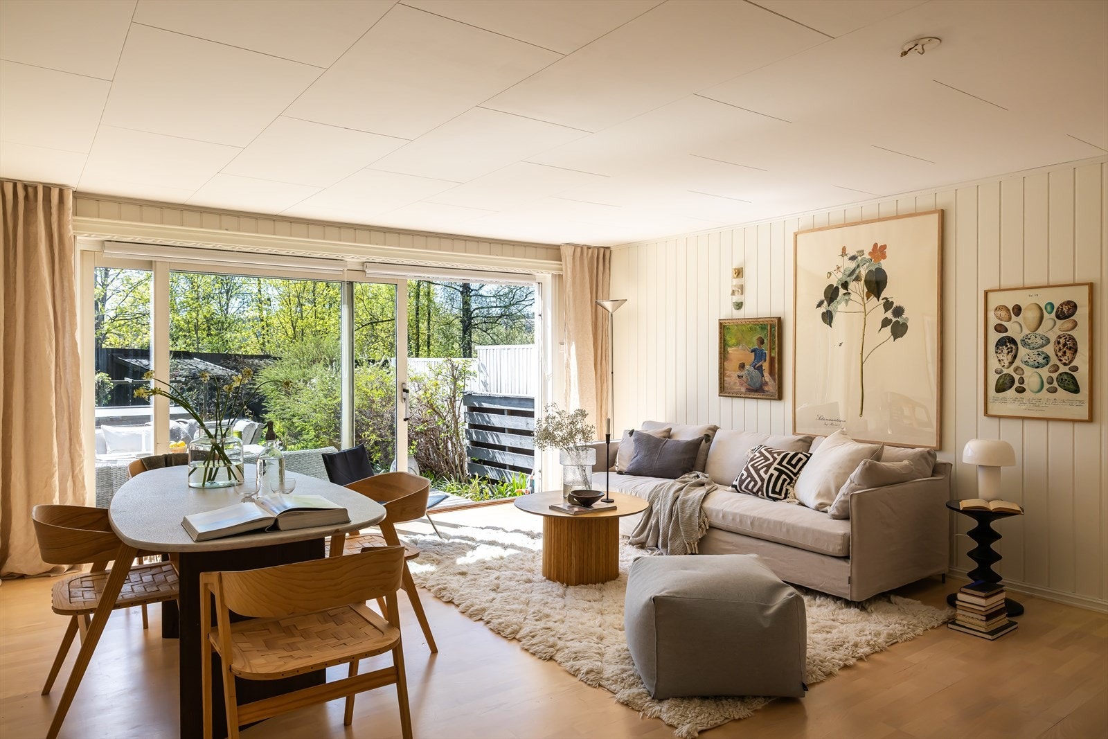 Stuen har god plass til både sofagruppe og spisebord, og er et naturlig samlingspunkt i boligen. Galleribilde