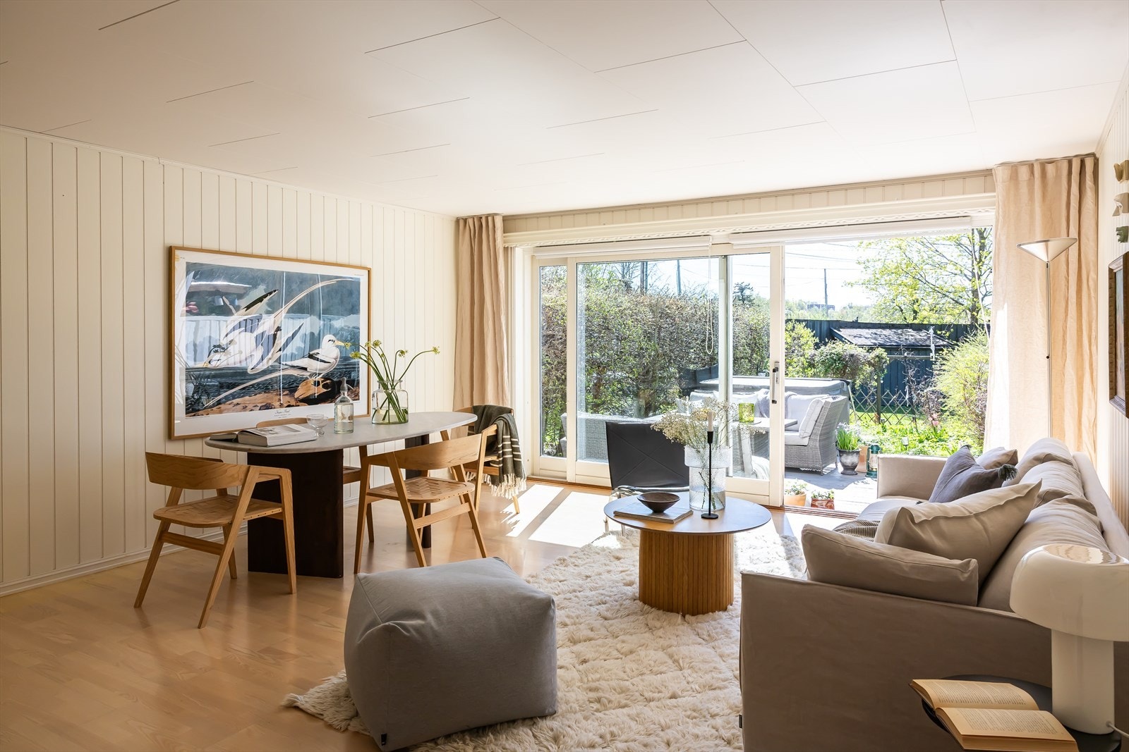 Store skyvedører i glass åpner opp mot uteplassen og visker ut skillet mellom inne og ute. Galleribilde