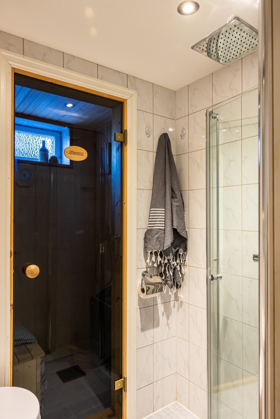 Dette badet ble også oppgradert i 2014 og har varmekabler i det flislagte gulvet. Galleribilde