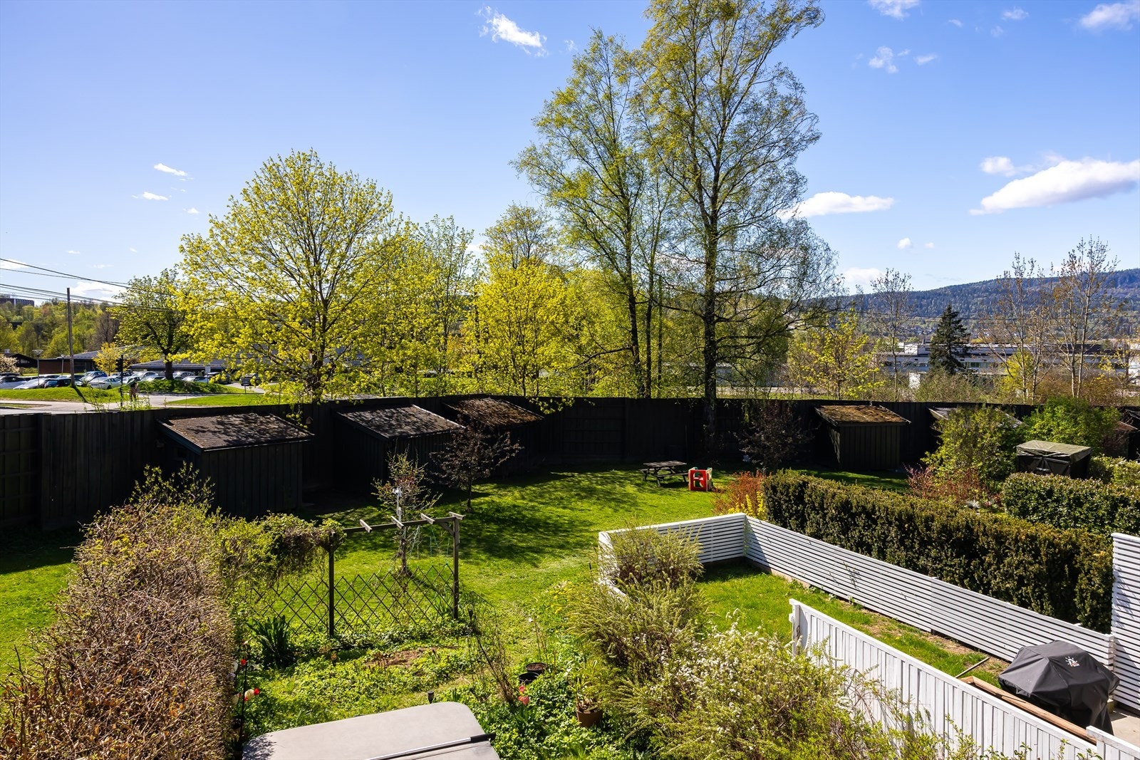 Utsikt over et etablert og grønt boligområde. Galleribilde