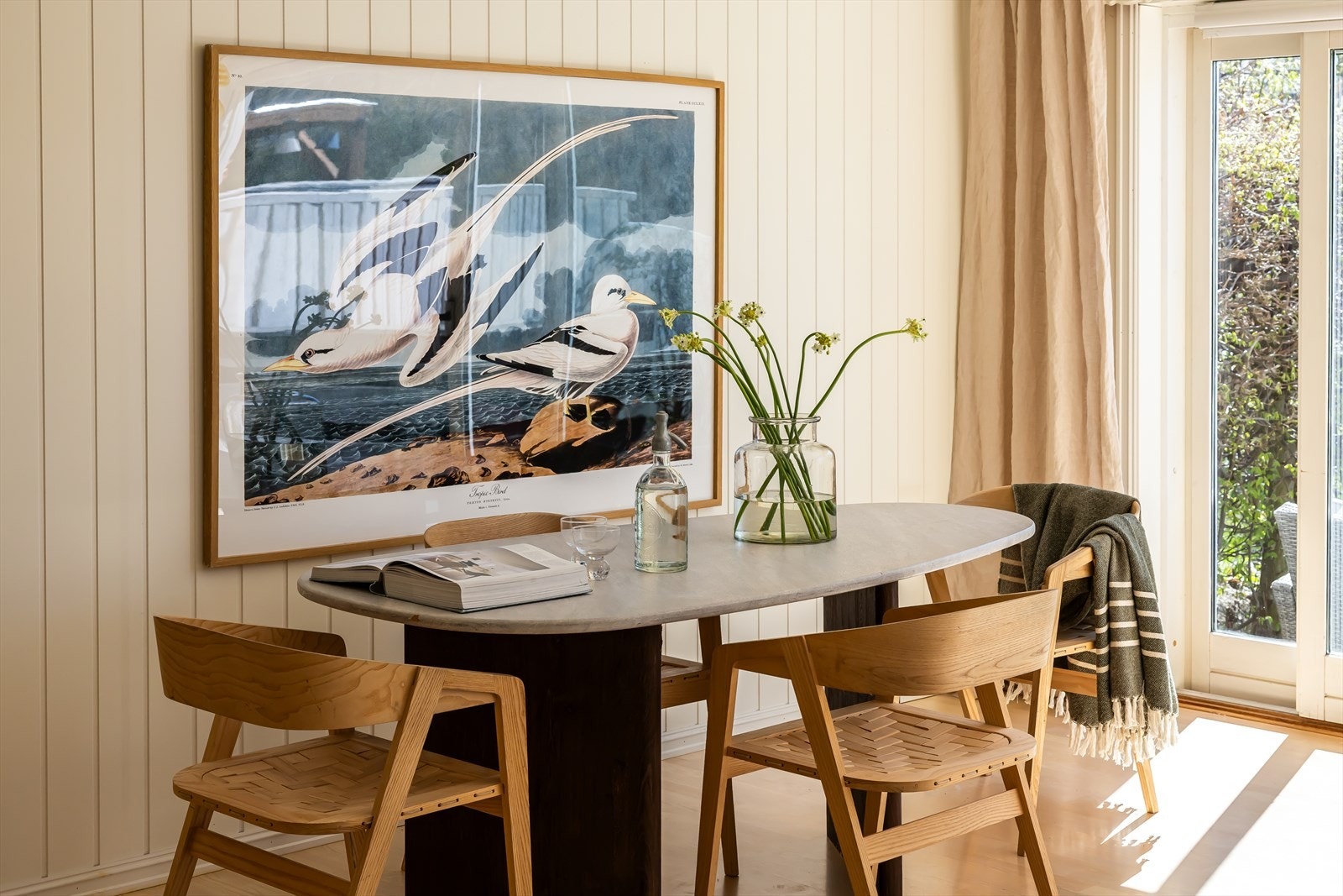 Spiseplassen er plassert ved vinduet, med godt dagslys. Galleribilde