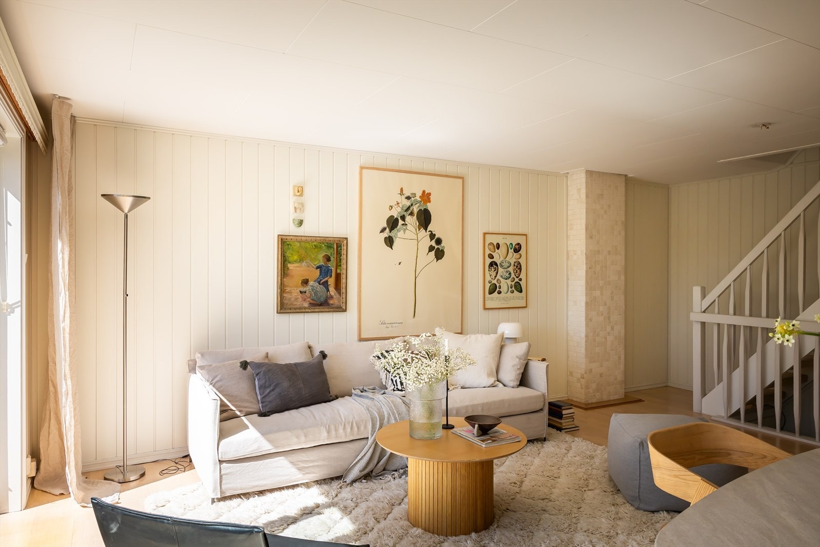Gjennomgående materialvalg skaper en helhetlig stil i boligen. Galleribilde