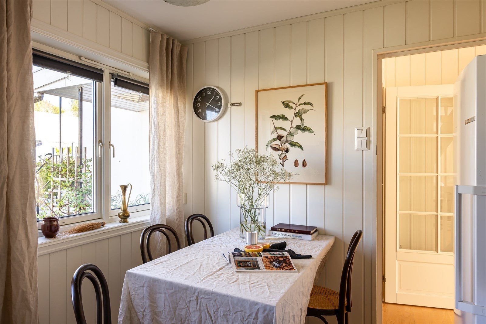 Kjøkkenet har en hyggelig spiseplass for hverdagsmåltidene. Galleribilde