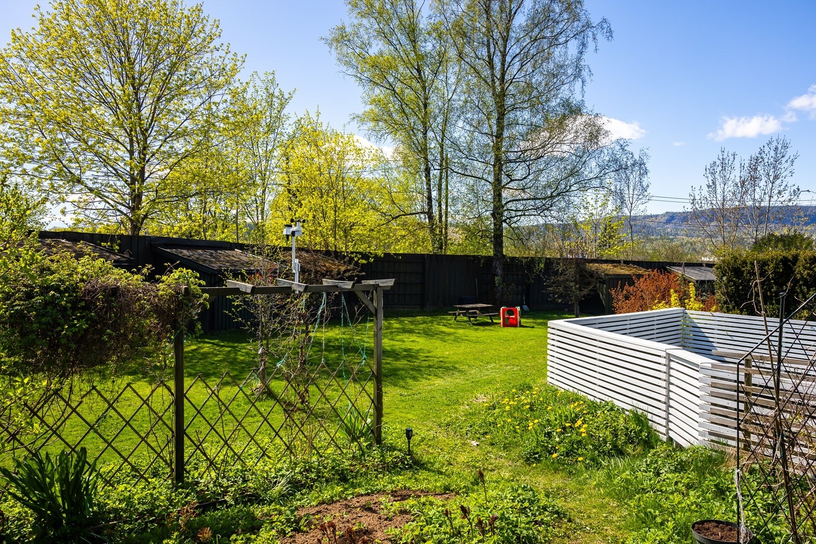 En lettstelt hage som gir rom for lek og aktivitet for hele familien. Galleribilde