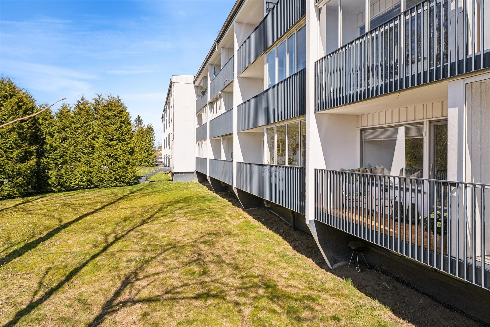 Boligblokken har fasader i betong og partier med kledning, og ble modernisert i 2005. Galleribilde