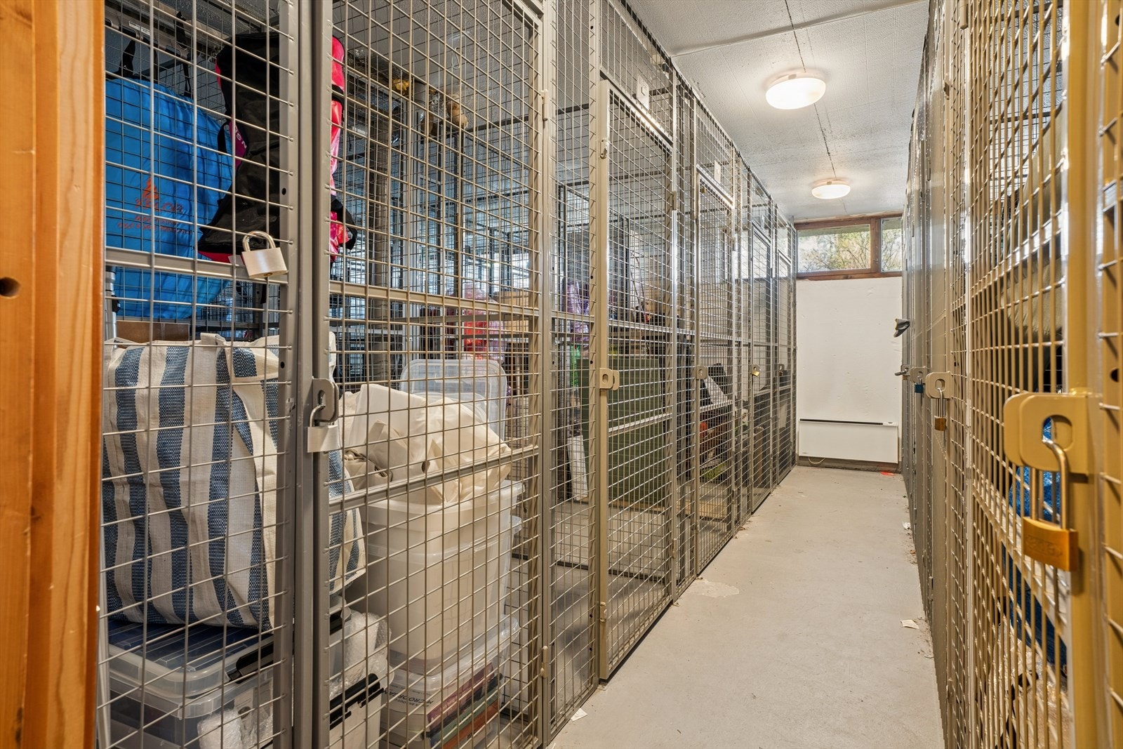 Leiligheten disponerer to separate boder i felles kjelleranlegg for ekstra lagringsplass. Galleribilde