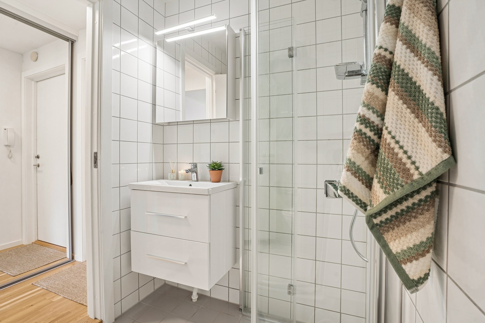 Baderomsinnredningen med heldekkende servant og skuffer ble installert i 2022. Galleribilde