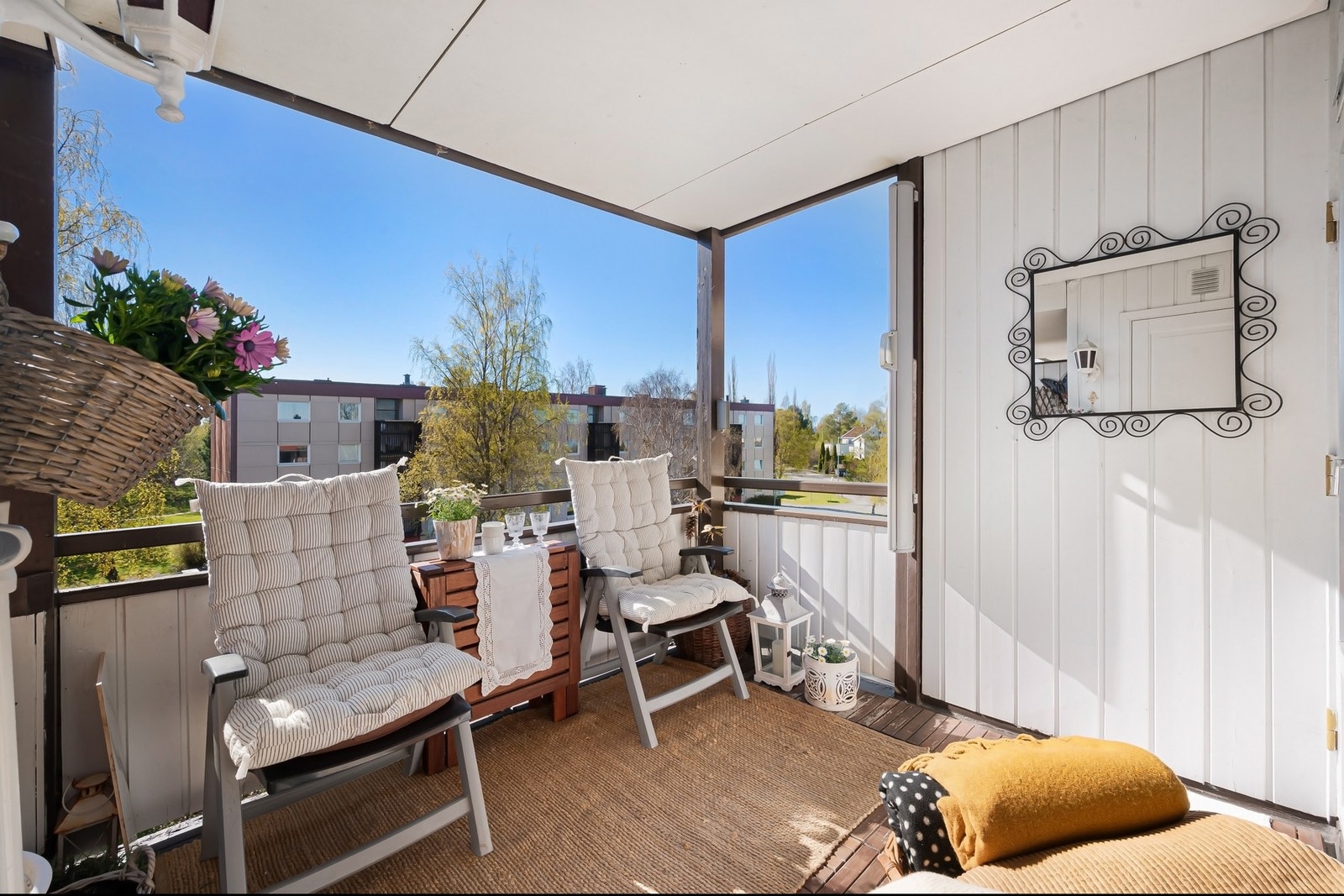 Direkte adkomst til egen sørvestvendt balkong, med sol på dag og ettermiddag. Galleribilde