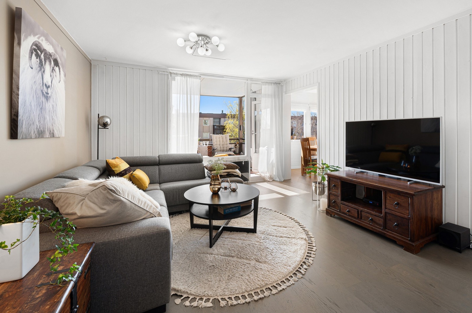 Lys og fin stue, oppmålt til 20,5m². Galleribilde