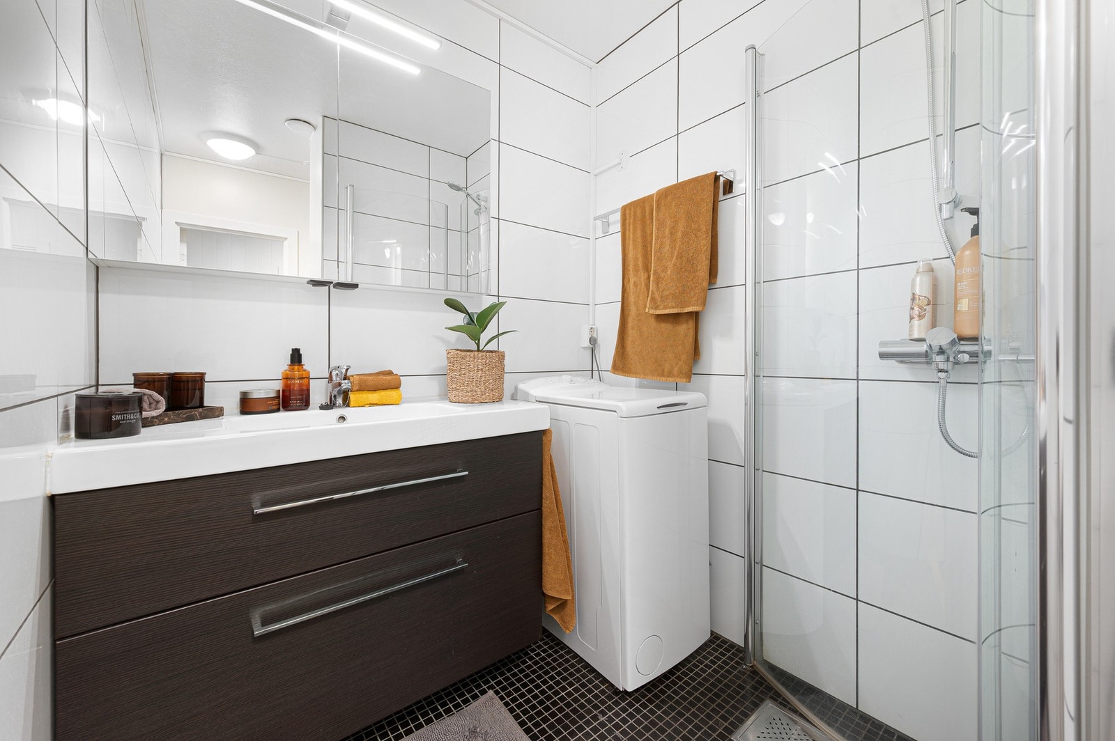 Det er opplegg for vaskemaskin på bad. Galleribilde